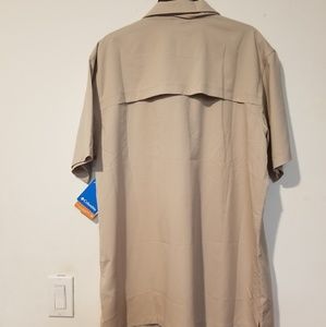 Large mens Columbia  Meadowgate short sleeve shirt